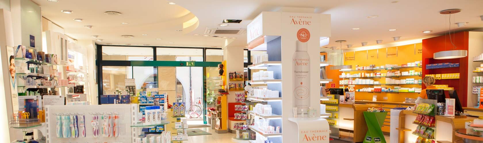 Offizin Beilharz Apotheke Isny Eine helle Apotheke in Isny zeigt Regale voller Gesundheitsprodukte und Kosmetik im modernen Offizin-Stil.